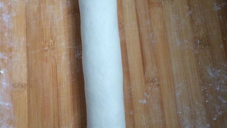 小白菜肉包,将发酵好的面团取出,揉成长条