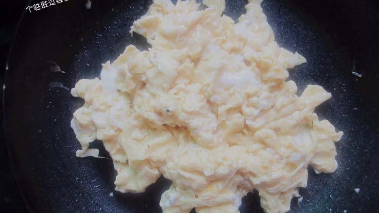 韭菜鸡蛋馅饼,用筷子或铲子不停搅拌,炒成鸡蛋碎