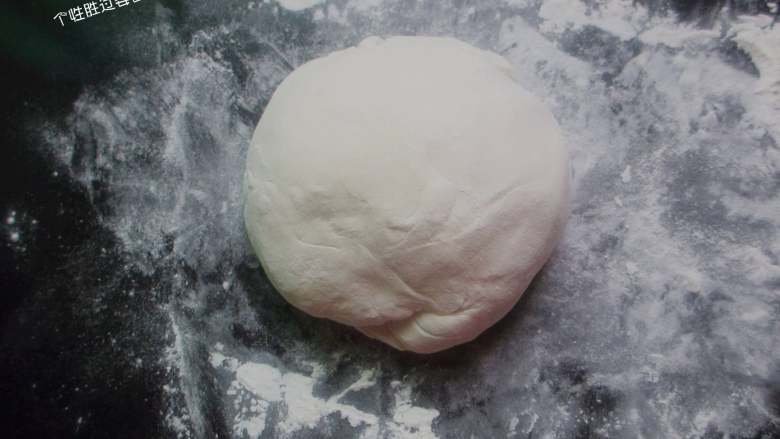 韭菜鸡蛋馅饼,将温水分次加入<a style='color:red;display:inline-block;' href='/shicai/ 519'>面粉</a>中,用筷子搅拌成面絮,和成面团即可。和好的面团盖上保鲜膜饧20分钟左右。