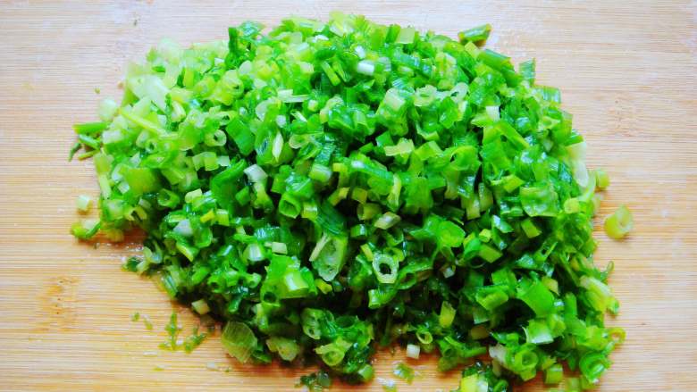 芝麻香葱饼干,把香葱切碎点。