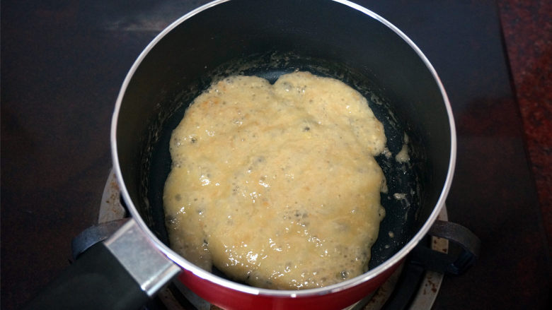 橘子酥塔,中小火熬煮,边煮边搅拌,直至锅中液体变成淡茶色,熄火。