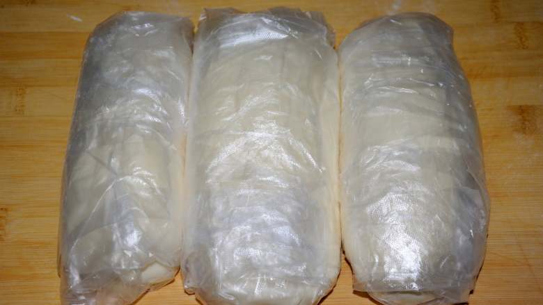家常油条怎么炸 老师傅分享的方子 让你在家轻松做出好吃的油条,用食品袋包裹起来,放到冰箱冷藏层8-12小时,一般都是在前一天晚上和好面,第二天早上炸,晚上的时间刚好用来醒面。