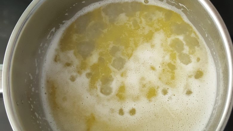 乳酪泡芙(gougères)(法语),当液体沸腾时,将锅从火上移开。