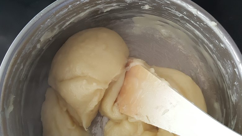 乳酪泡芙(gougères)(法语),强烈搅拌直至面团从不在粘在锅底。