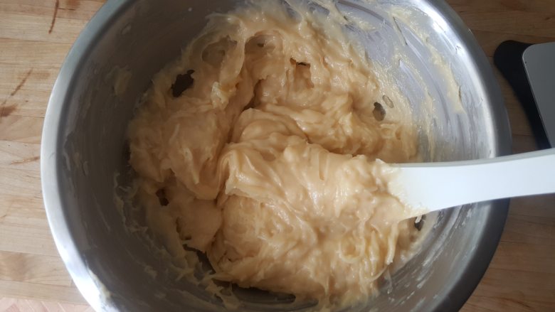 乳酪泡芙(gougères)(法语),加入60克奶酪。