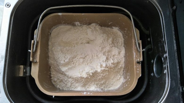 淡奶油老式面包,加入主面团的所有材料,启动和面程序30分钟