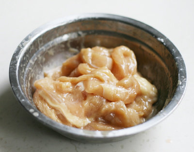 甘露子炒鸡脯,<a style='color:red;display:inline-block;' href='/shicai/ 5885'>鸡脯肉</a>切条,用盐、淀粉上浆