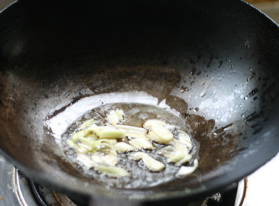 甘露子炒鸡脯,葱、姜、蒜炒出香味