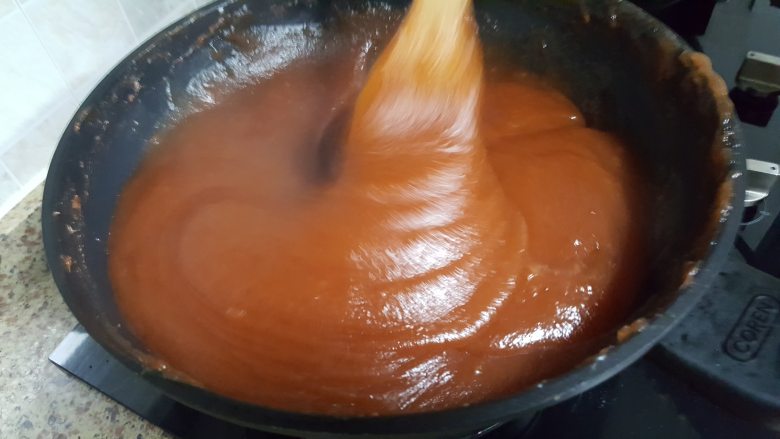 美味山楂糕,7.山楂糊随着水分的减少,颜色会越来越深,也会越来越浓稠。