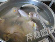 清炖老鸡汤,凉水入锅,大火煮开约2分钟,出凈浮沫