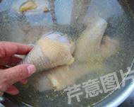 清炖老鸡汤,捞出鸡块儿,用不烫手的热水冲洗干净