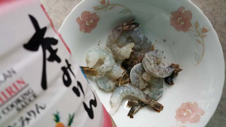 黄金凤尾虾,6.加入适量的味淋,进行腌制20分钟。