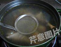 清炖老鸡汤,大火烧开,再次打去浮沫