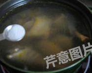 清炖老鸡汤,转小火,盖上锅盖慢炖3小时至鸡肉熟烂,最后调入适量盐,即可