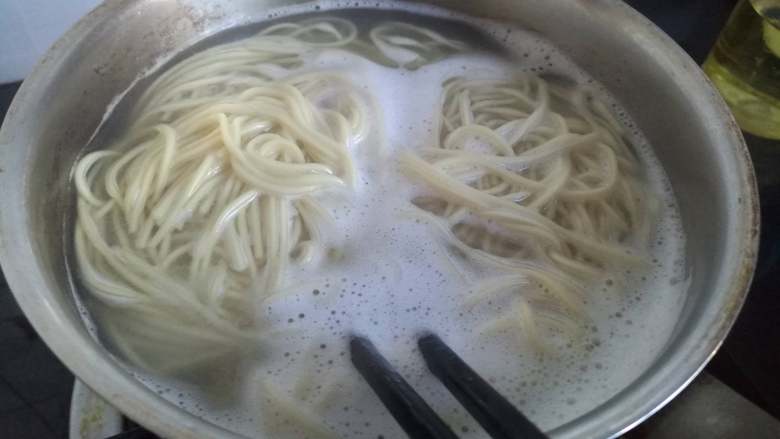 闻香识面之鸡丝拌面,另取一锅煮面条,煮至七八分熟即可,即中间还有白芯。