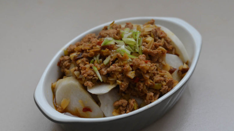 肉末蒸芋头,简单快手下饭,出锅放上小葱碎,可以上桌了。