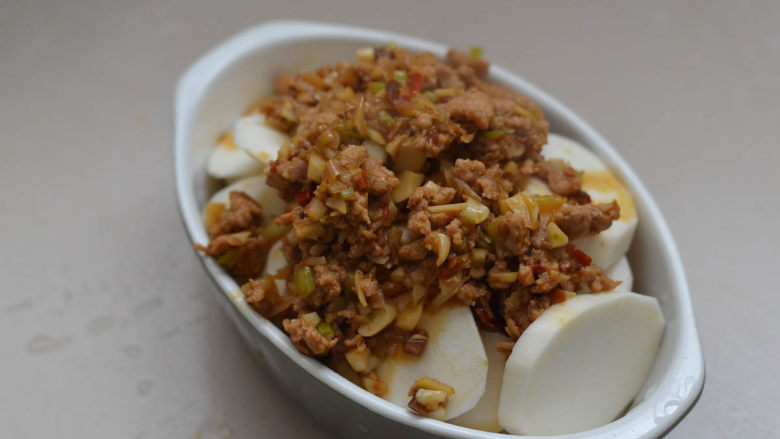 肉末蒸芋头,简单快手下饭,将炒好的料铺在芋头上面。