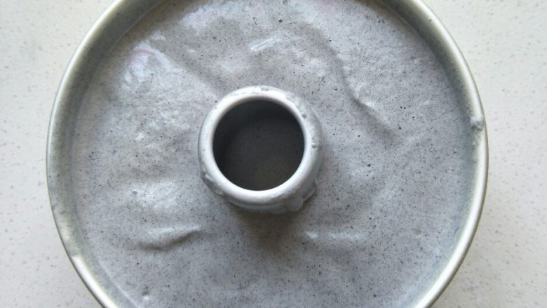 黑米戚风,入模后要震几下把大气泡震出来,这样蛋糕会更细腻一点不会有大孔