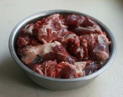 红烧牛肉面,<a style='color:red;display:inline-block;' href='/shicai/ 216'>牛肉</a>切大块用清水浸泡出血水