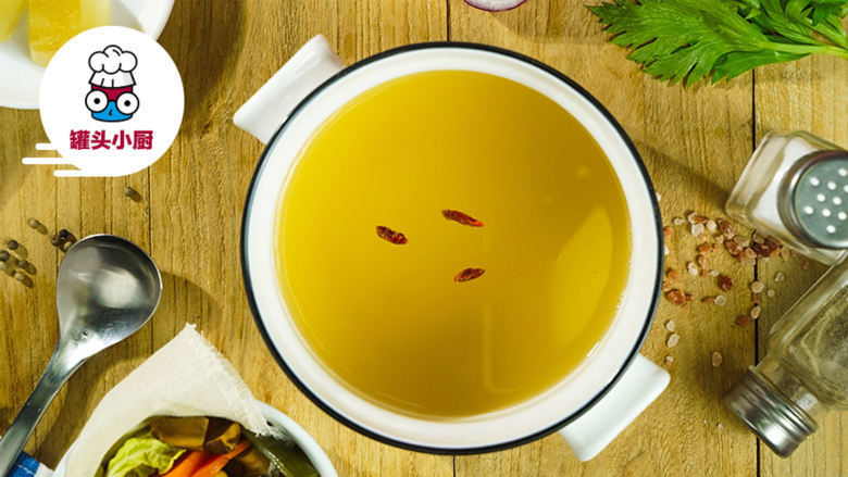 无添加蔬菜营养高汤,做好的蔬菜高汤可以代替清水用于烹饪,无论是炒菜、煮面,还是做火锅汤底,都是很棒的选择哦!