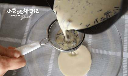 把你捧在手上:小小玻璃罐中的丰富滋味,将茶叶过筛滤出。