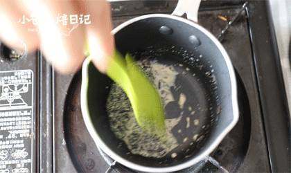 把你捧在手上:小小玻璃罐中的丰富滋味,开始制作香缇奶油部分:巧克力隔热水融化成液态冷却备用,茶叶与牛奶煮开。