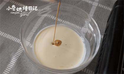 把你捧在手上:小小玻璃罐中的丰富滋味,倒入淡奶油中。
