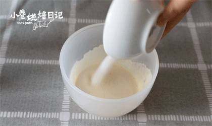 把你捧在手上:小小玻璃罐中的丰富滋味,淡奶油加糖打发至五分发,接近于浓稠的酸奶状。