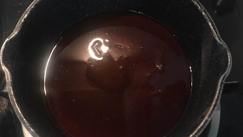 烤箱慢炖牛小排,滤过的酱汁回锅再加热一下,