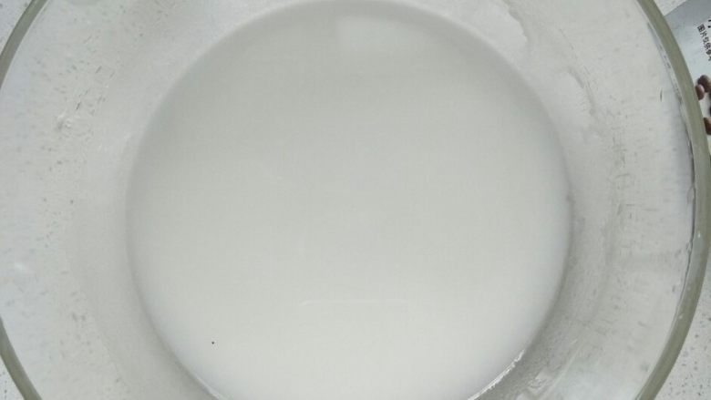 蔓越莓戚风,盆里加入玉米油、<a style='color:red;display:inline-block;' href='/shicai/ 219'>牛奶</a>混合搅拌至发白,水油充分乳化备用,看不到油点,有点稠稠的状态