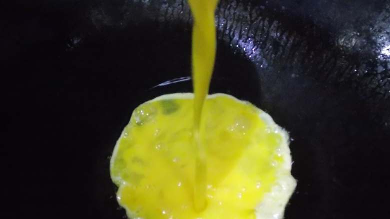 简简单单蛋炒饭,锅内加少许<a style='color:red;display:inline-block;' href='/shicai/ 846'>色拉油</a>,倒入鸡蛋。