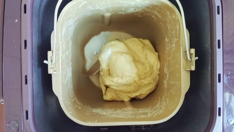 全麦奶香豆沙吐司,后盐后油法,倒入盐揉至吸收