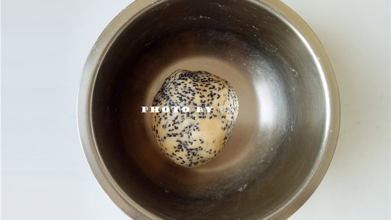 黑芝麻咸香饼干,放入黑芝麻,将黑芝麻揉进面团里;时间不要太长,否则面团会起筋,影响口感;