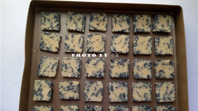 黑芝麻咸香饼干,切好的面团放入不粘模具;