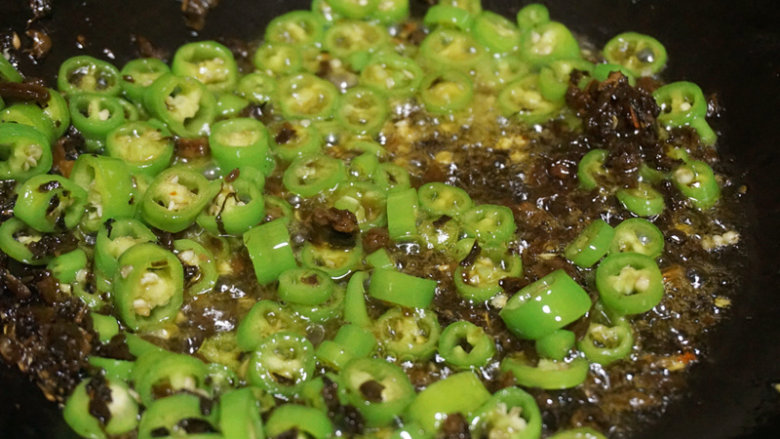 碎米芽菜炒鹅肠,锅内倒油烧热,下辣椒圈、<a style='color:red;display:inline-block;' href='/shicai/ 116328'>碎米芽菜</a>炒香