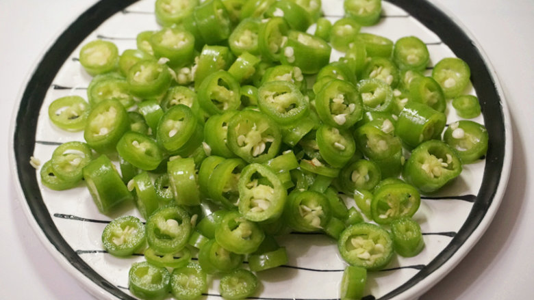 碎米芽菜炒鹅肠,锅内倒入清水烧开,将清洗干净的鹅肠放入沸水中焯断生马上捞出
叨叨叨:焯鹅肠时时间不能太长,太长鹅肠口感就会变老硬失去爽脆的口感