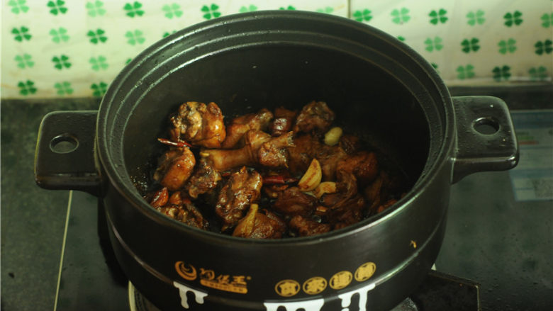 湘西血粑鸭,继续翻炒,爆炒至酱香