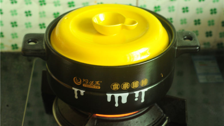 湘西血粑鸭,盖上盖子,焖10分钟左右
