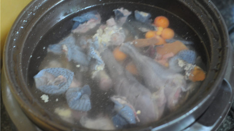 天麻木耳炖乌鸡,放入电砂锅里,加入没过食材的水