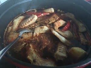 黑酱油+小筑私房卤鸭翅,鸭翅重新入锅,因为皮薄肉少,所以不要翻炒,立马将除<a style='color:red;display:inline-block;' href='/shicai/ 718'>料酒</a>外的所有香料与调料一次性加入,再倒入冷水,量仍以刚好没过鸭翅为宜。