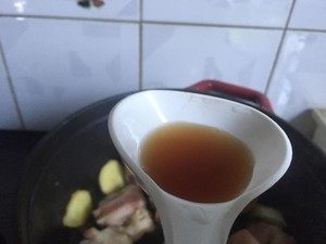 黑酱油+小筑私房卤鸭翅,大火烧开后,倒入料酒。