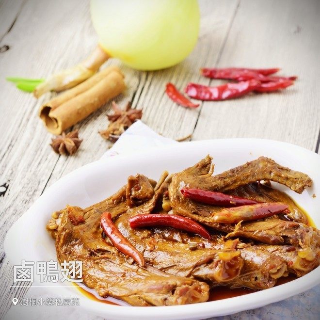 黑酱油+小筑私房卤鸭翅,开盖用锅铲小心地将鸭翅翻动,使每一只都均匀沾上酱汁,然后转大火收汁,即可起锅。