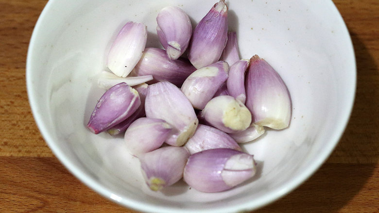 红葱头沙姜焗鸡,<a style='color:red;display:inline-block;' href='/shicai/ 2762'>红葱头</a>的处理,有点类似于洋葱,先将外层包衣去掉,然后切掉头部和根部