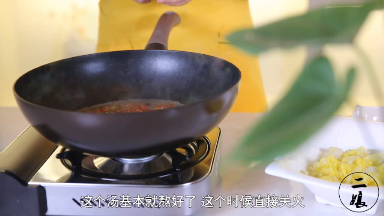 二娘美食:自从学会这道菜,胃病就再也没犯了!,锅中留汤,放入皮蛋、香肠、辣椒,再次煮开,煮至汤浓稠。