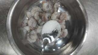 虾仁煎鸡蛋,加盐