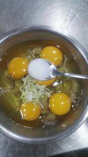虾仁煎鸡蛋, 加盐，葱花。