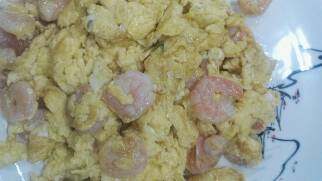 虾仁煎鸡蛋, 本来想煎饼的，怕你们感觉难度太大就随便炒了炒，虾仁和鸡蛋分离不是很好看，颜色也不好，用黄豆油炒好了，或者用笨鸡蛋。