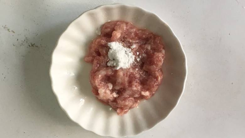 芹菜瘦肉粥,加少许淀粉搅拌均匀,大宝宝吃此时可加少许盐调味。