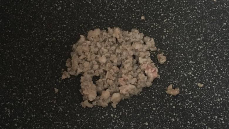 芹菜瘦肉粥,热锅,倒少许油,炒至肉末变色。(优先推荐亚麻籽油,核桃油,芝麻油)