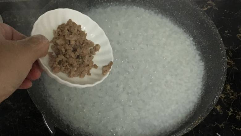 芹菜瘦肉粥,粥熬好后,转移到锅里(最好是砂锅里),加入肉末煮5-10分钟。